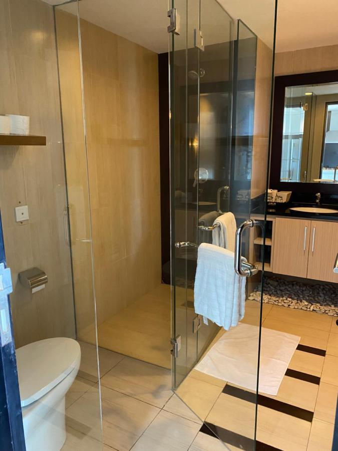 Stylish 2 Bedroom Penthouse Apt, Newly Refreshed, 50 Mbps, Pool, Gym, Resto 庫塔 外观 照片