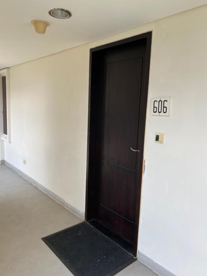 Stylish 2 Bedroom Penthouse Apt, Newly Refreshed, 50 Mbps, Pool, Gym, Resto 庫塔 外观 照片
